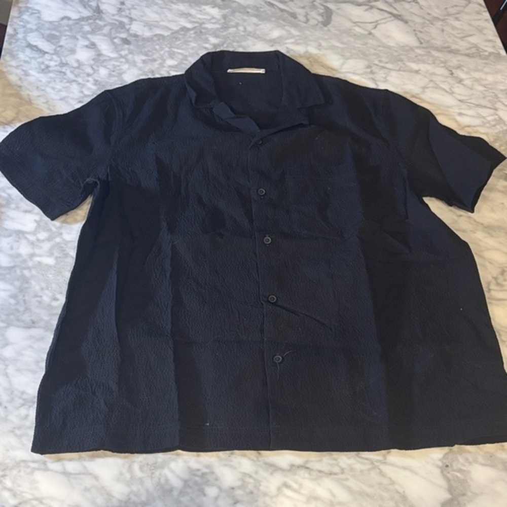 Everlane Men's black Short Sleeve Shirt, textured, size medium